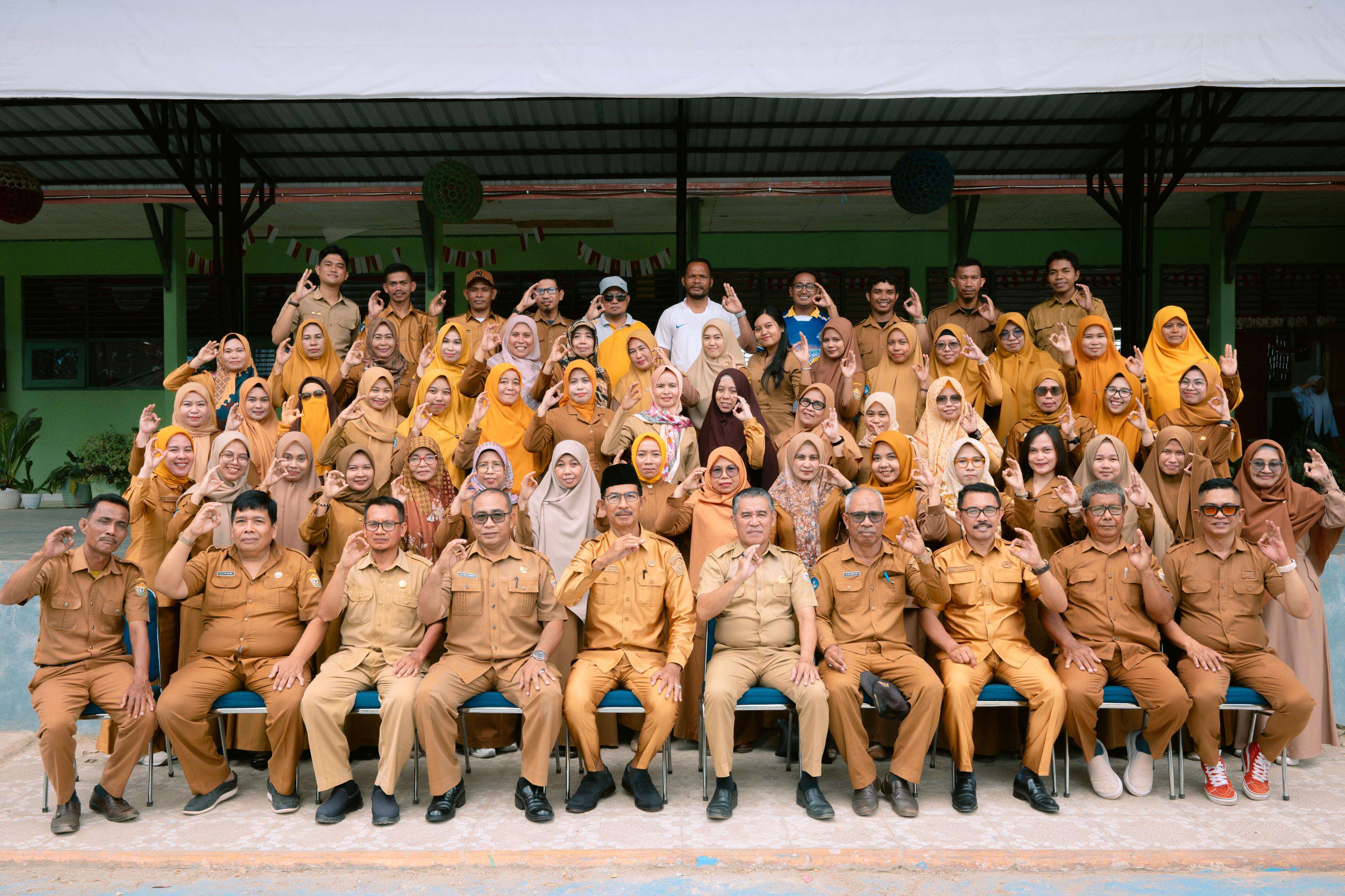 Guru beserta staf sekolah